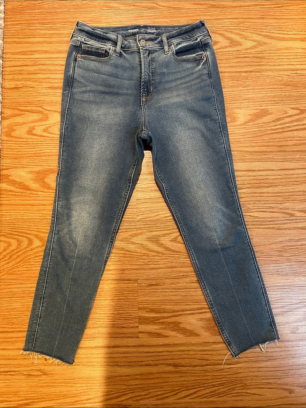 Old Navy Cropped Extra High-Rise Rockstar Super Skinny Jeans in Medium Blue Wash